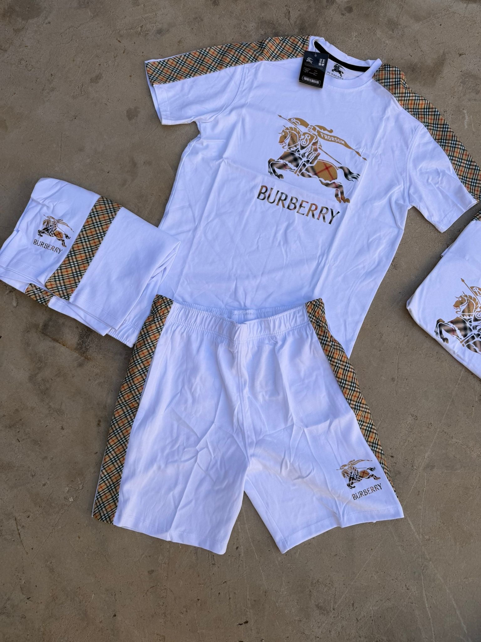 Conjunto Burberry blanco