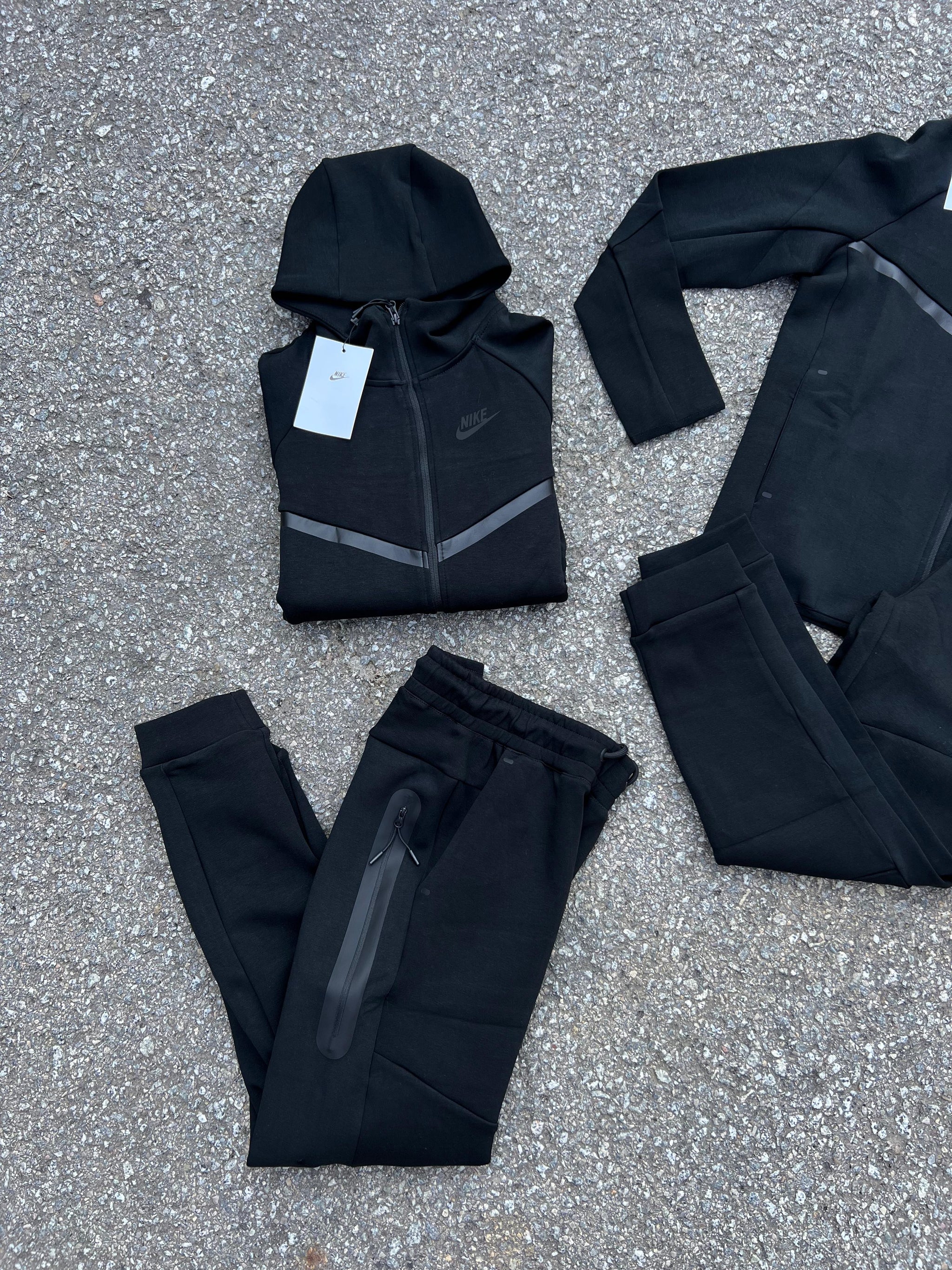 CONJUNTO NIKE TECH - 2025/2026