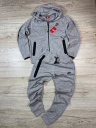 CONJUNTO NIKE TECH - GRIS