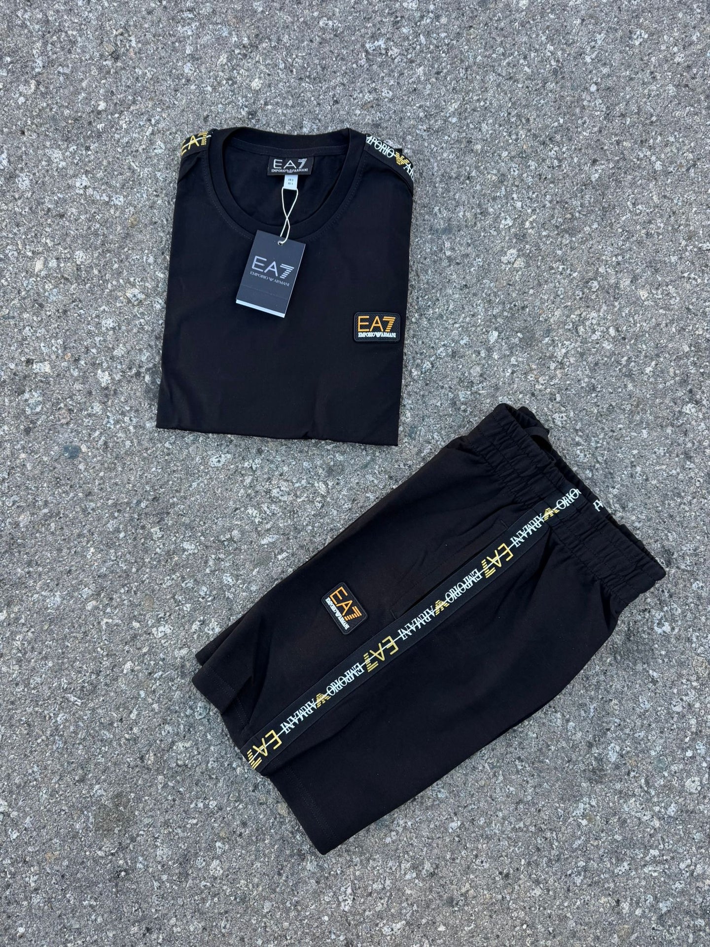 CONJUNTO CORTO - EA7 NEGRO/DORADO
