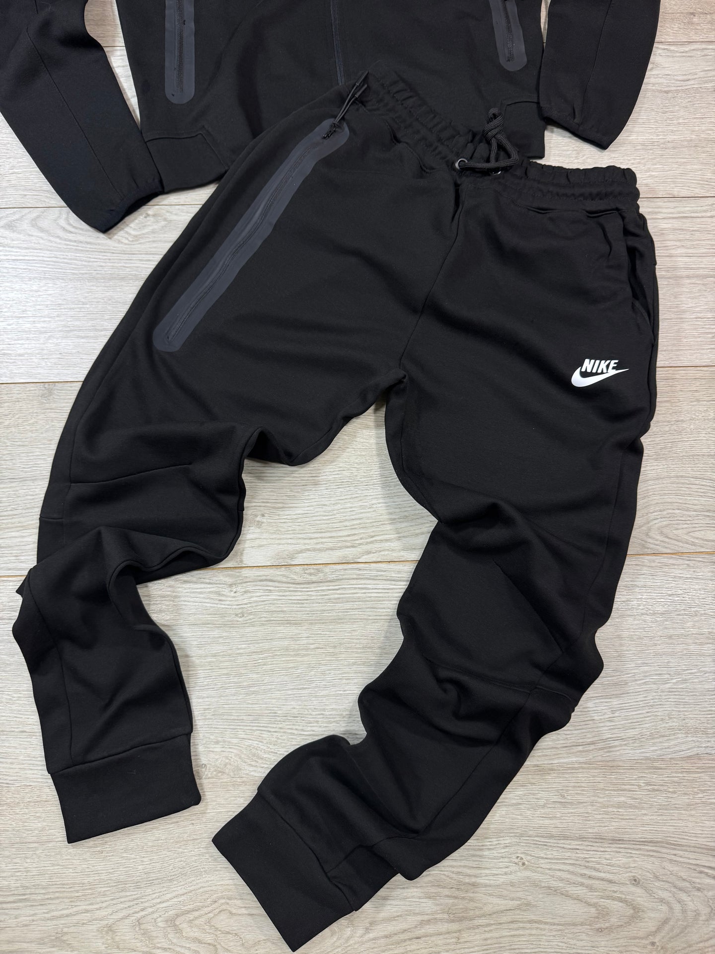 CONJUNTO NIKE TECH - NEGRO