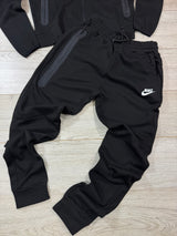 CONJUNTO NIKE TECH - NEGRO