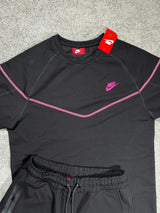 CONJUNTO CORTO - NIKE TECH -  NEGRO/FUCSIA