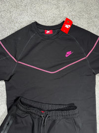 CONJUNTO CORTO - NIKE TECH -  NEGRO/FUCSIA
