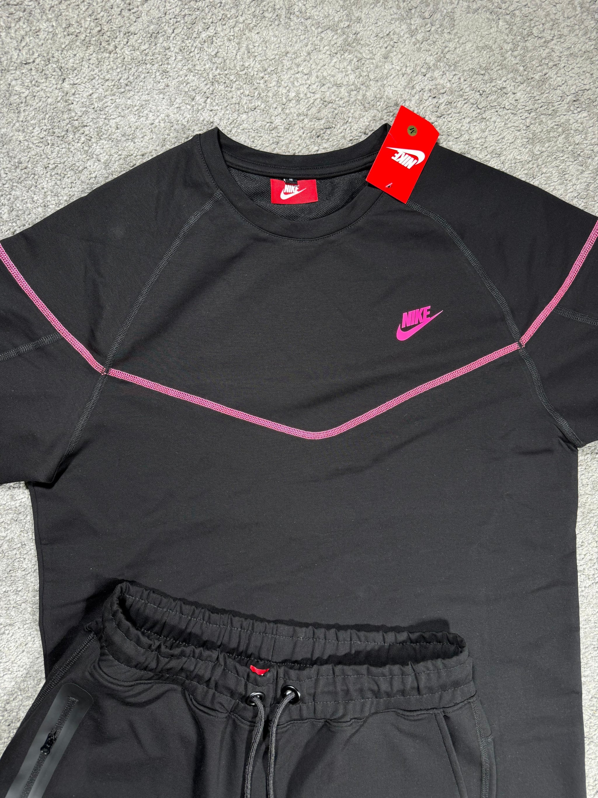 CONJUNTO CORTO - NIKE TECH -  NEGRO/FUCSIA