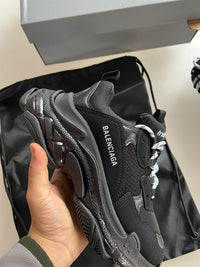 BALENCIAGA TRIPLE S - NEGRAS