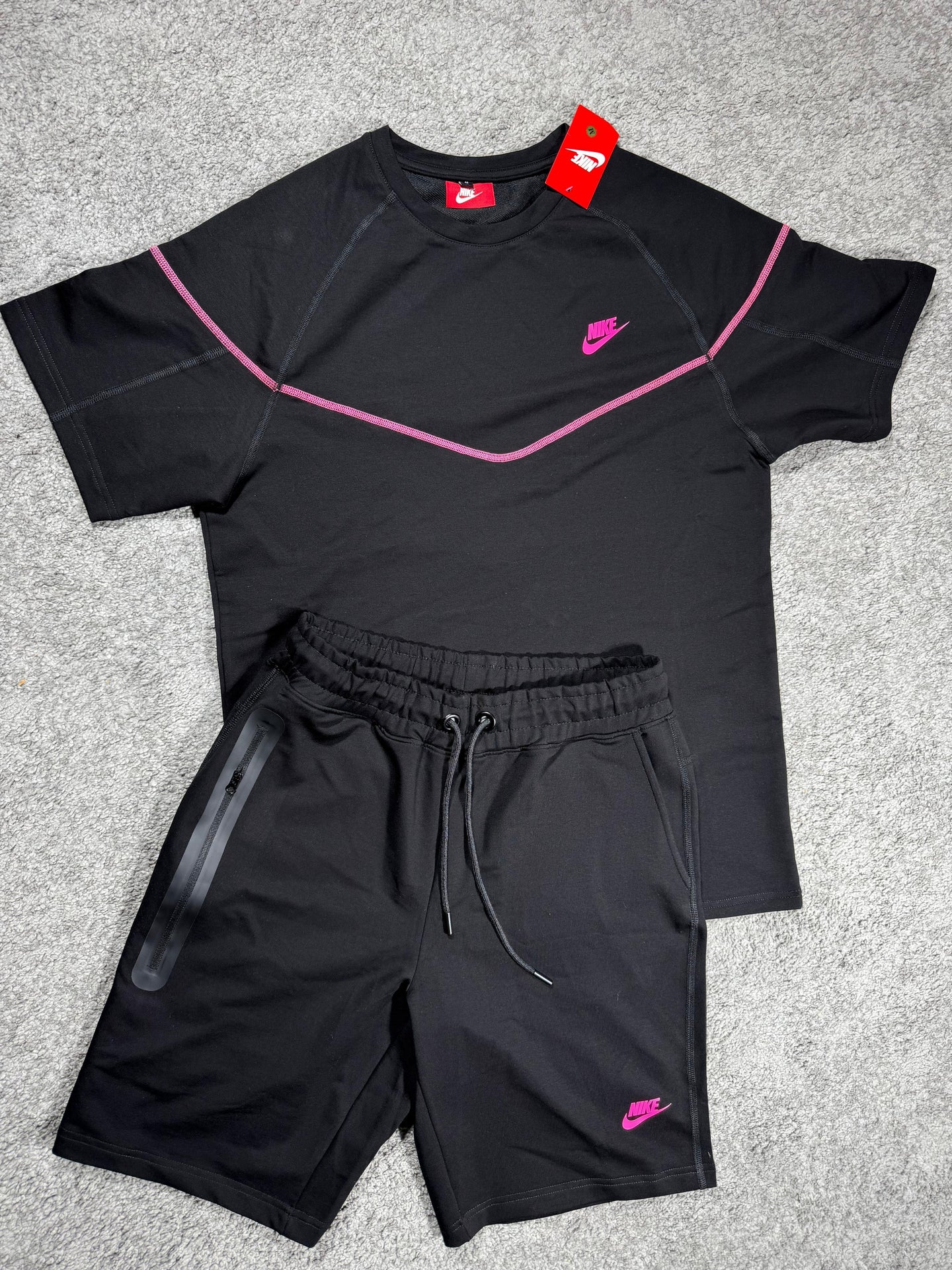 CONJUNTO CORTO - NIKE TECH -  NEGRO/FUCSIA