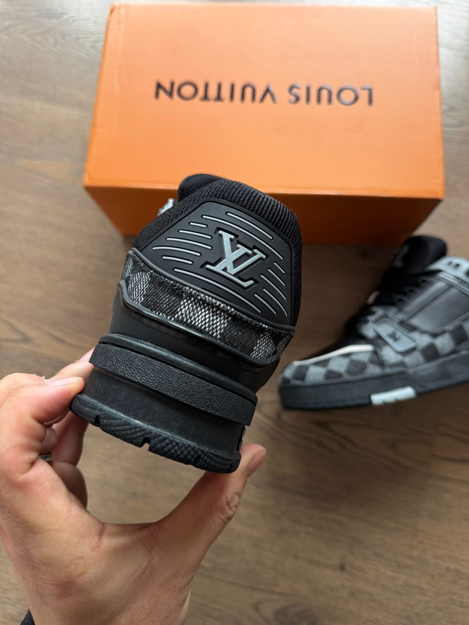 LV TRAINER - BLACK 1