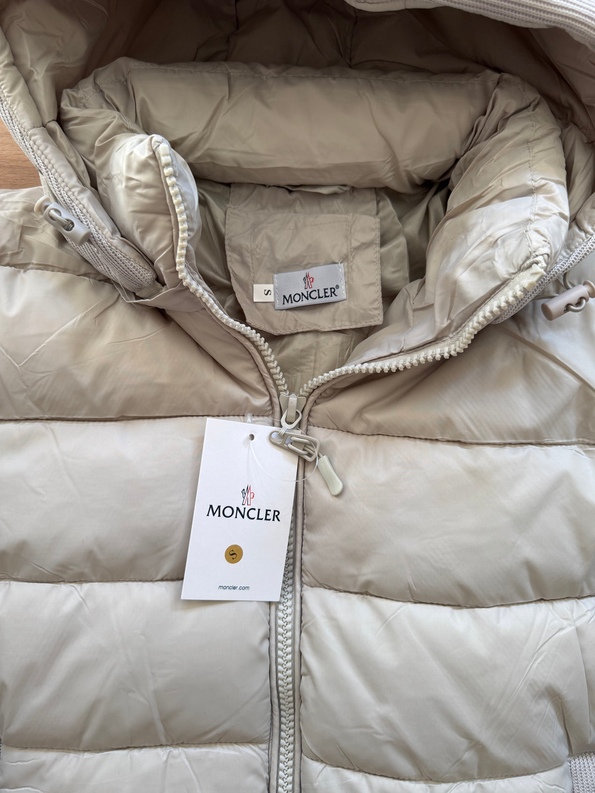 Chaqueta Moncler beige