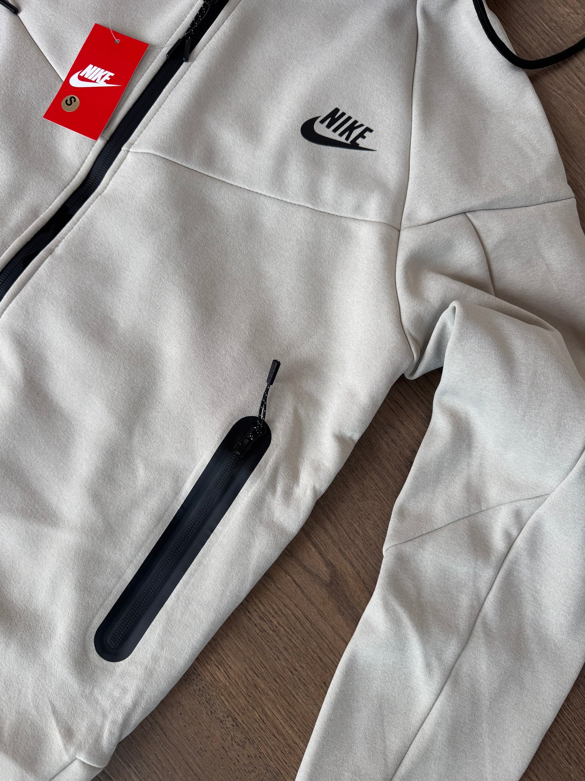 CONJUNTO NIKE TECH - BEIGE - N9
