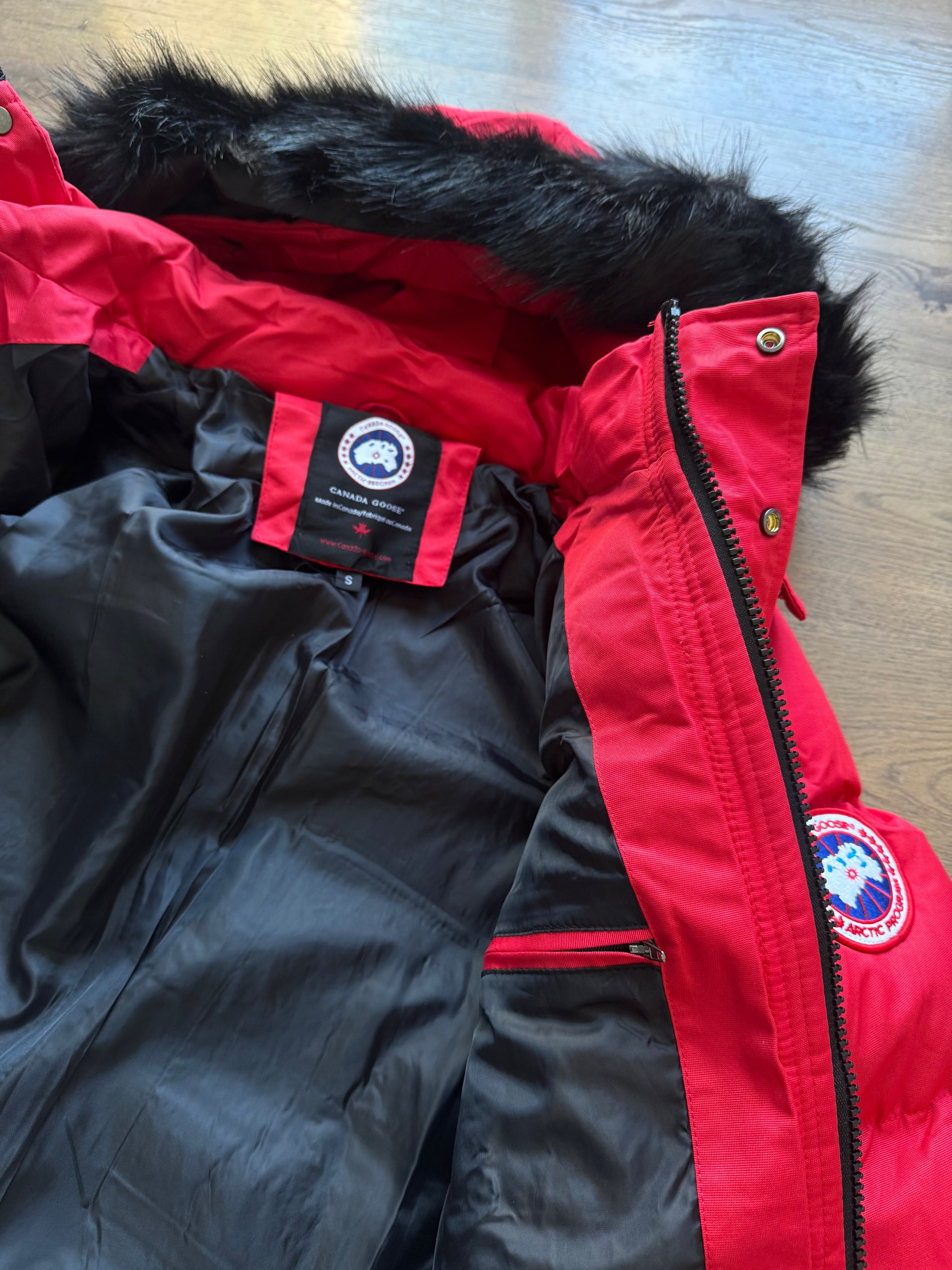 Chaqueta CANADA GOOSE - ROJA - Pelo Negro