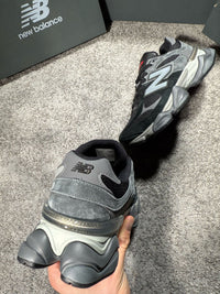 NEW BALANCE 9060 - GRIS/NEGRO (CP)