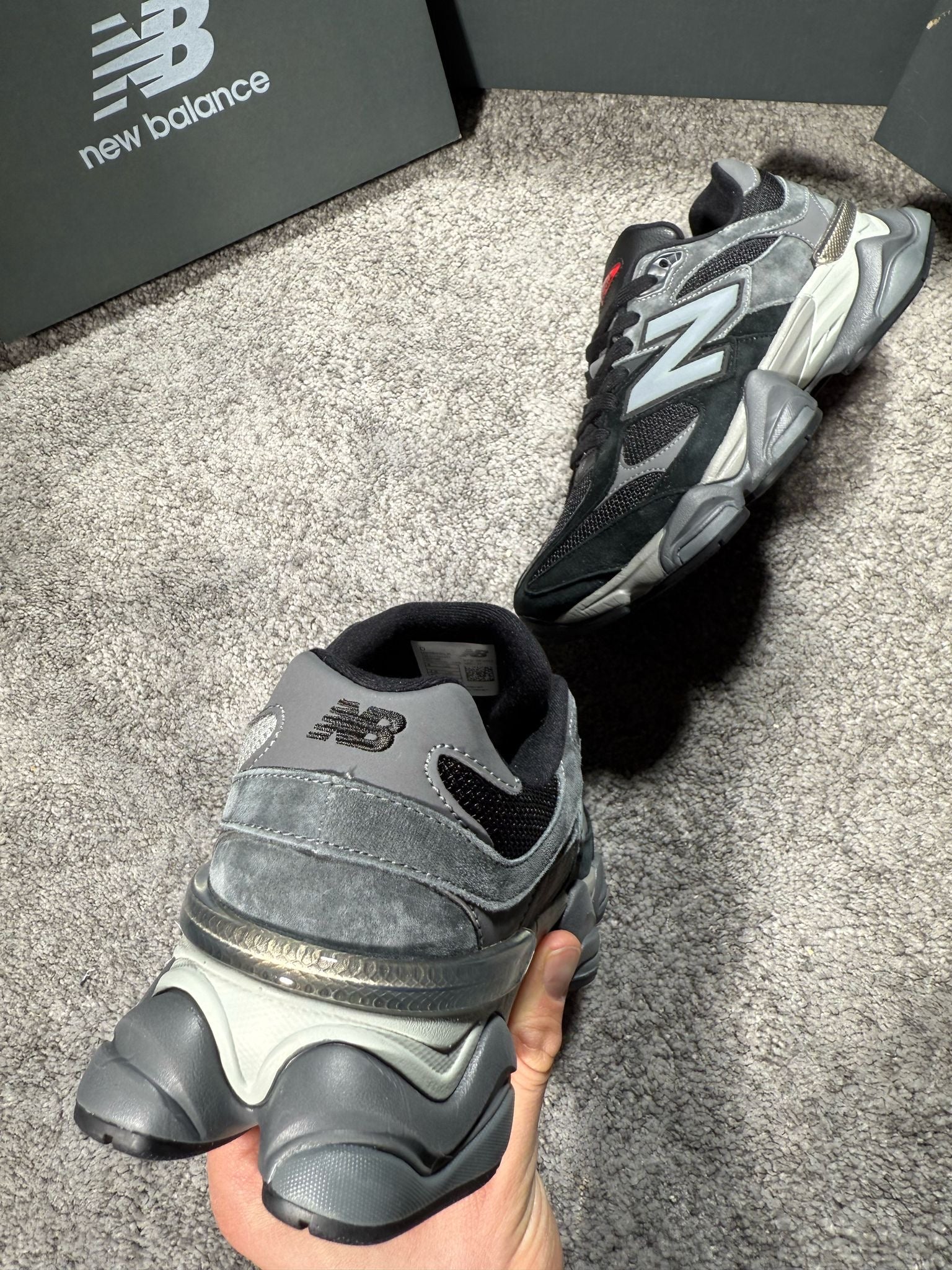 NEW BALANCE 9060 - GRIS/NEGRO (CP)