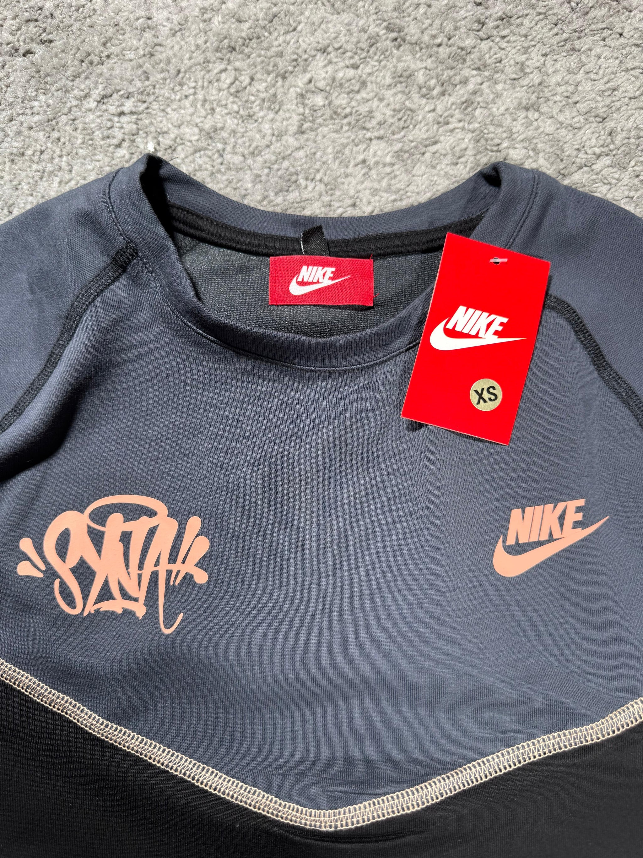CONJUNTO CORTO - NIKE TECH x SYNA