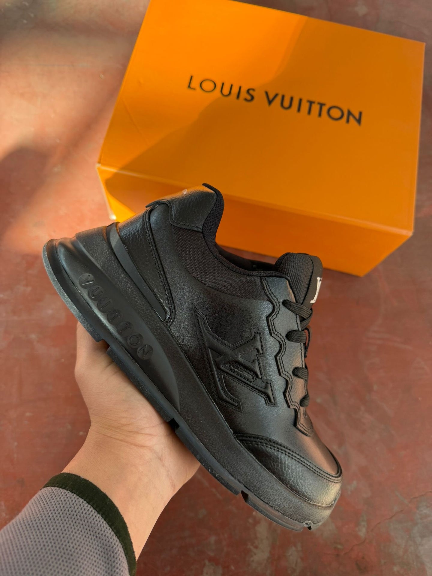 LV TRAINER SNEAKER- NEGRO