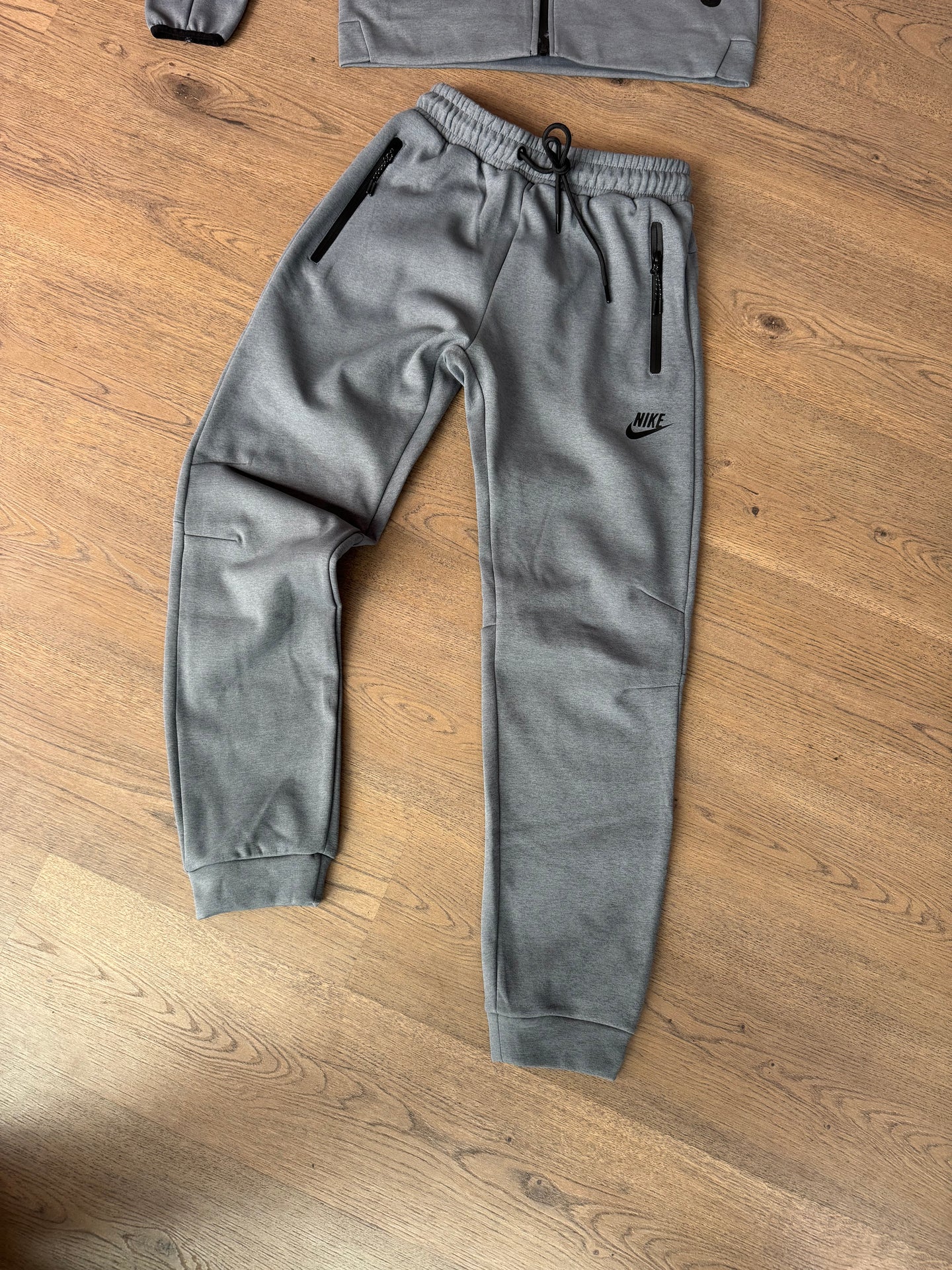CONJUNTO NIKE TECH - GRIS - N9