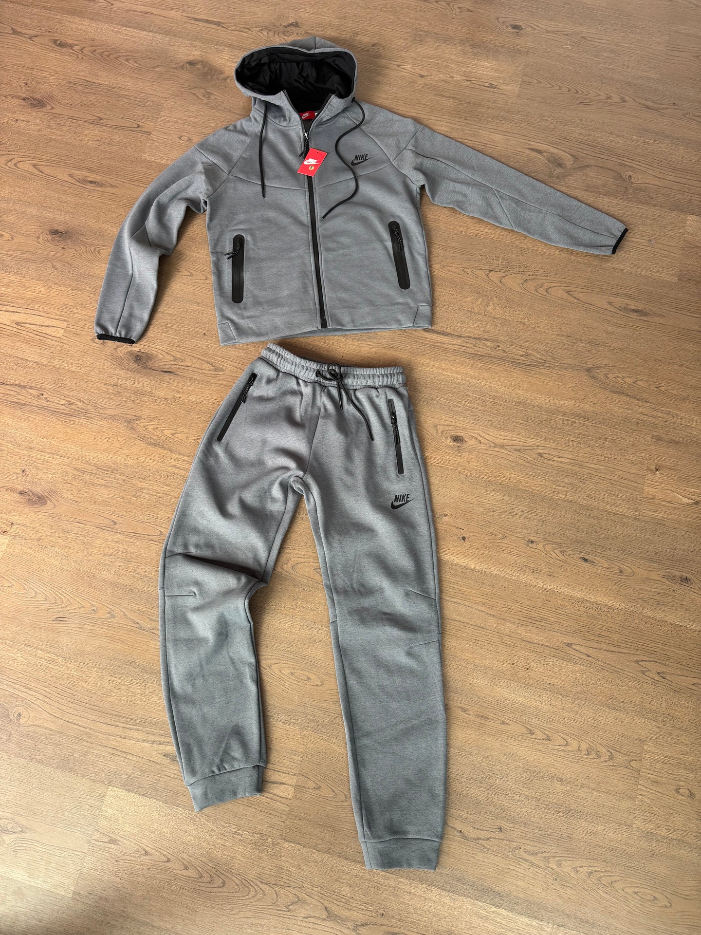 CONJUNTO NIKE TECH - GRIS - N9