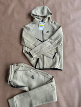 CONJUNTO NIKE TECH 2026 - M4