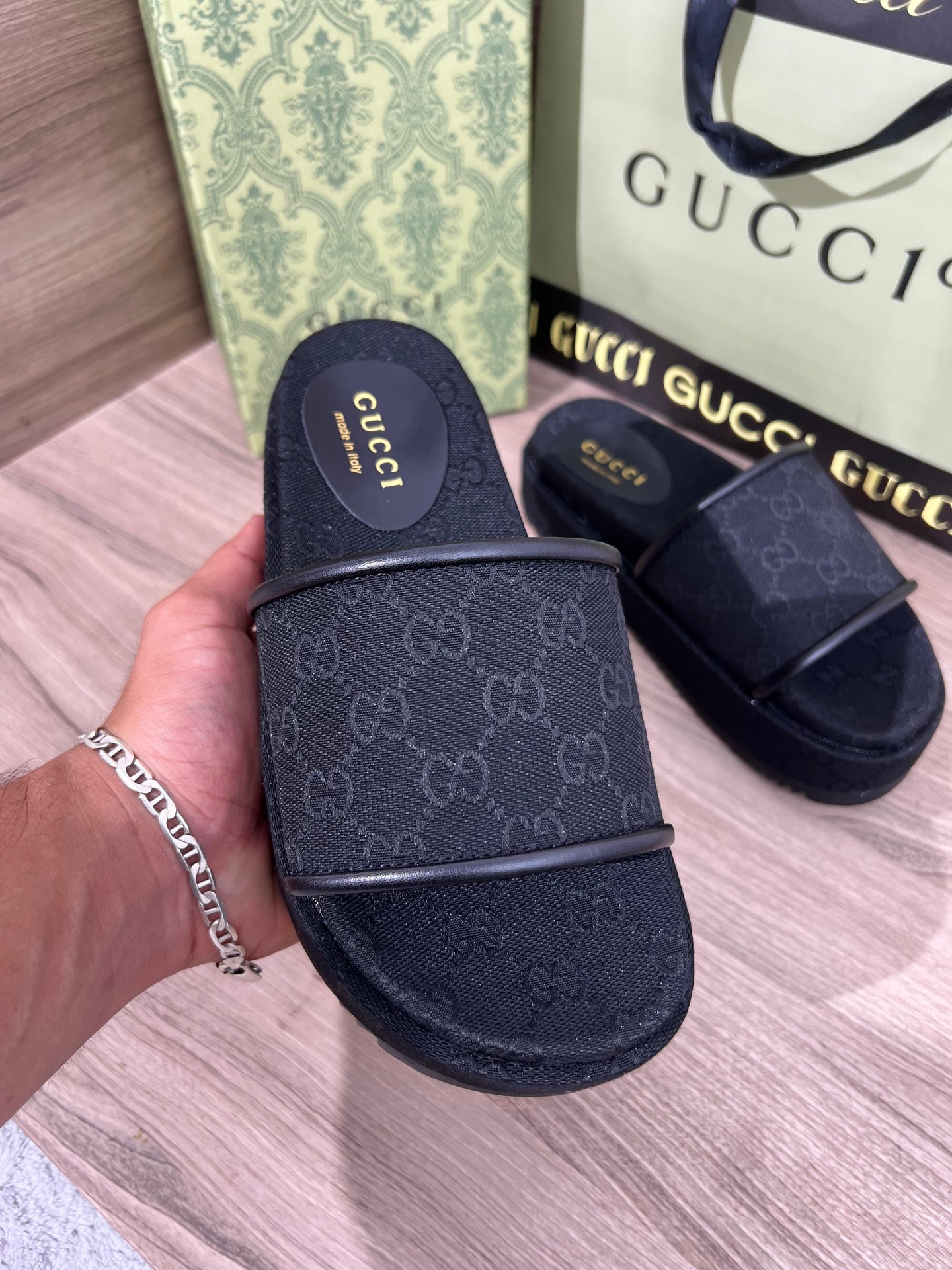 GUCCI- NEGRA