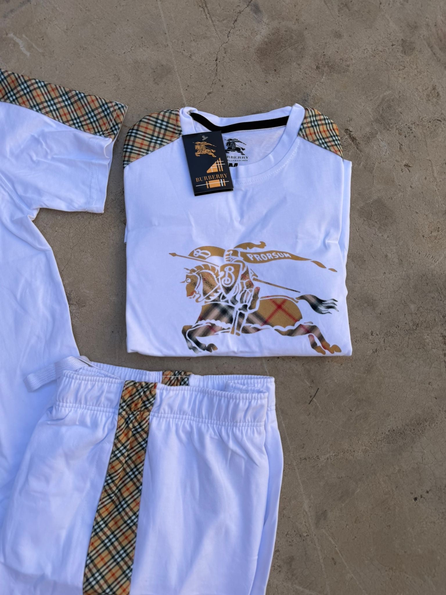 Conjunto Burberry blanco