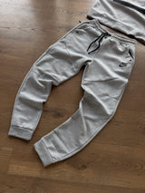 CONJUNTO NIKE TECH 2025 - GRIS