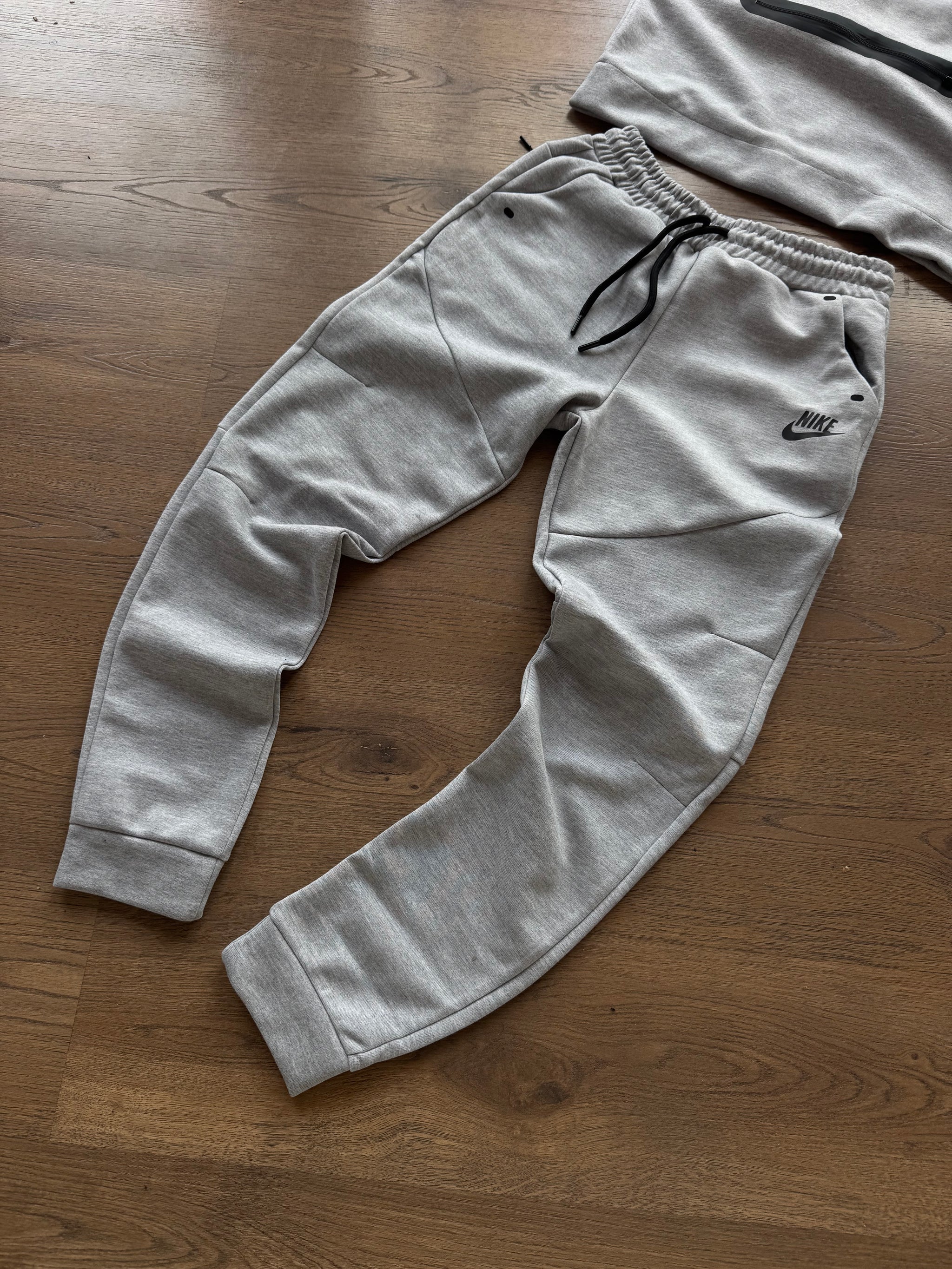 CONJUNTO NIKE TECH 2025 - GRIS