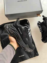 BALENCIAGA TRIPLE S - NEGRAS