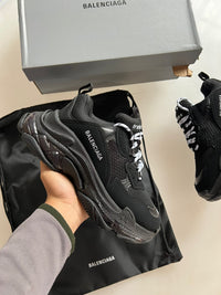 BALENCIAGA TRIPLE S - NEGRAS