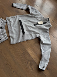 CONJUNTO NIKE TECH 2025 - GRIS