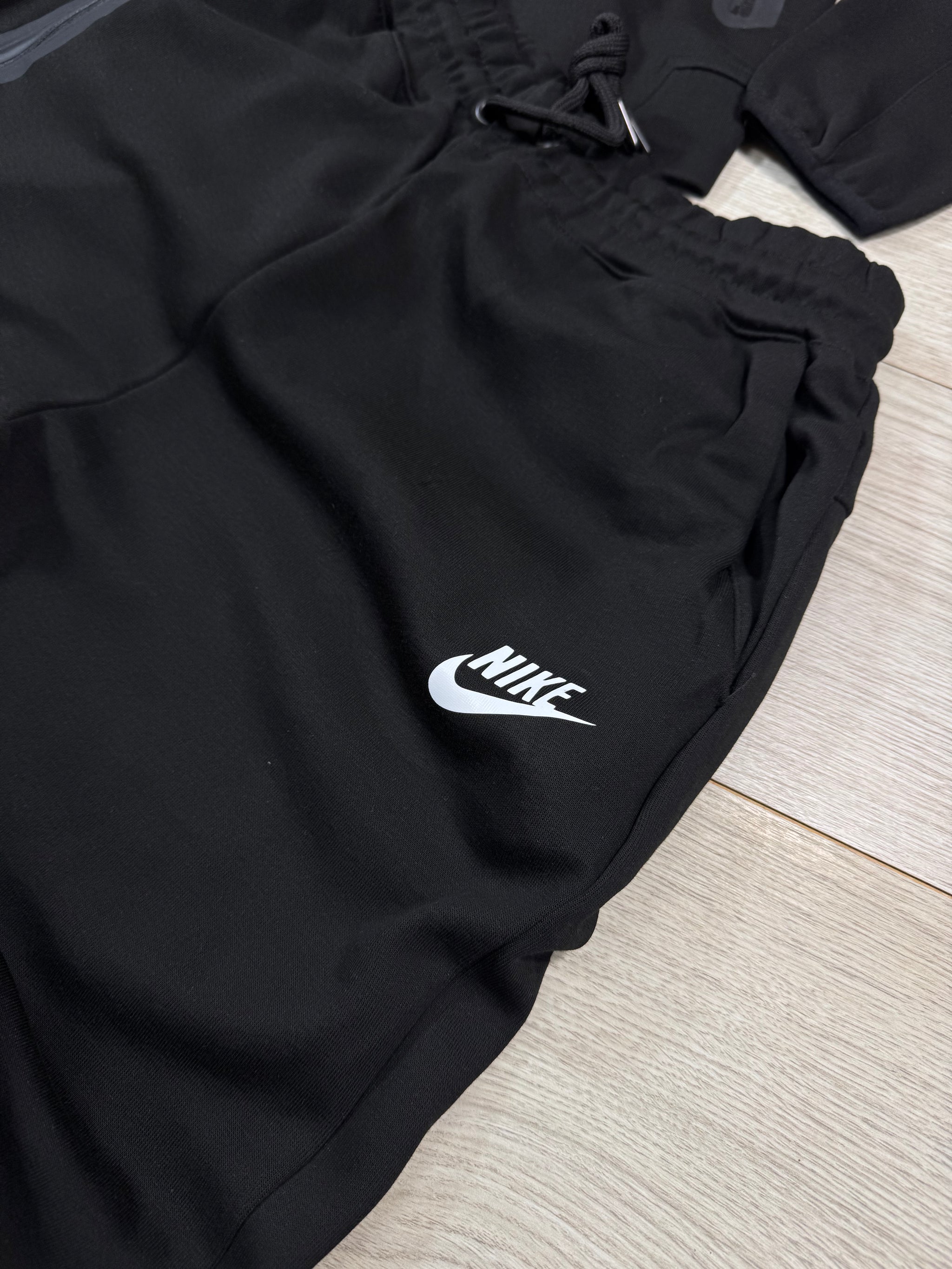CONJUNTO NIKE TECH - NEGRO