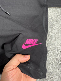 CONJUNTO CORTO - NIKE TECH -  NEGRO/FUCSIA