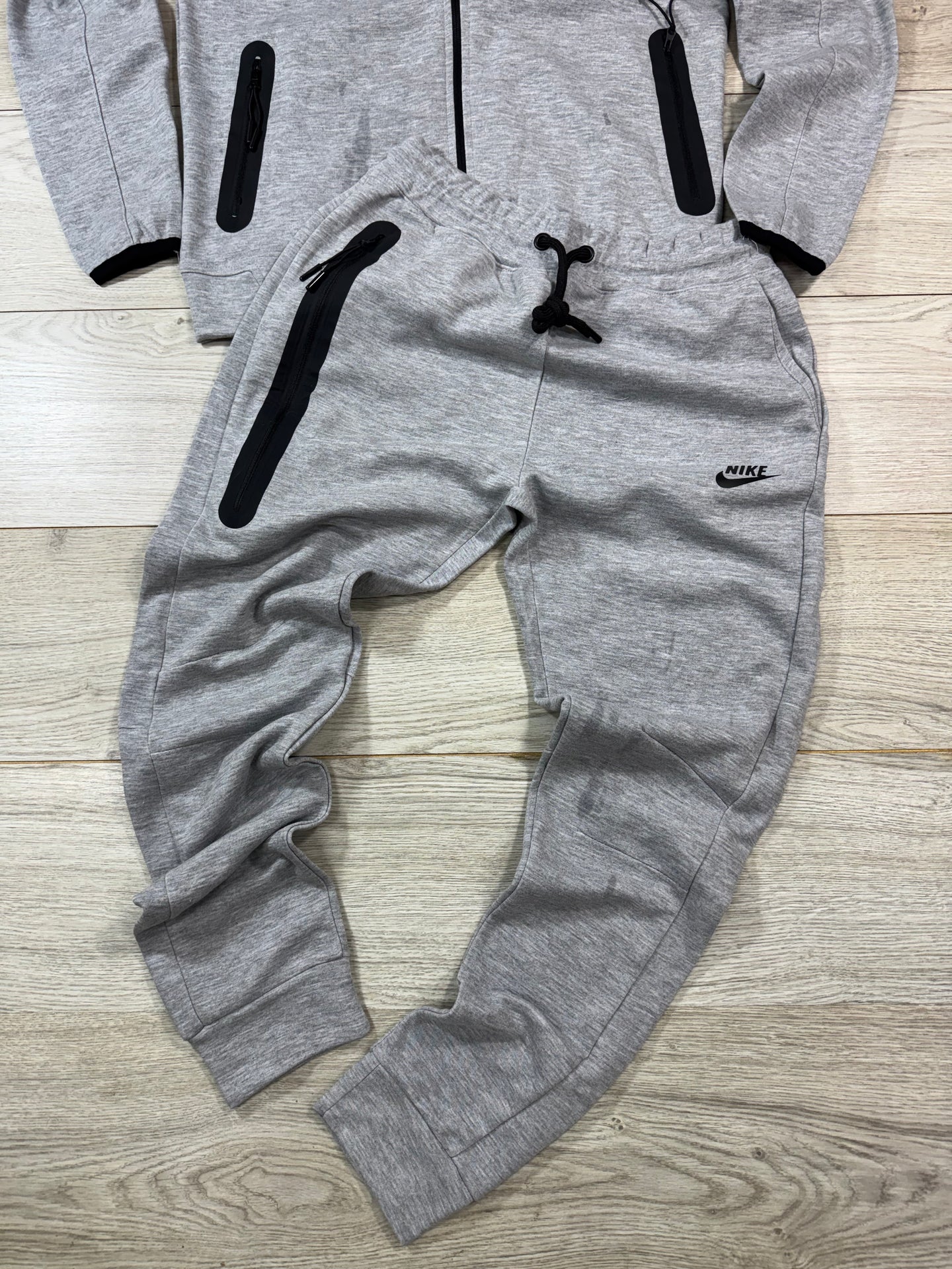 CONJUNTO NIKE TECH - GRIS