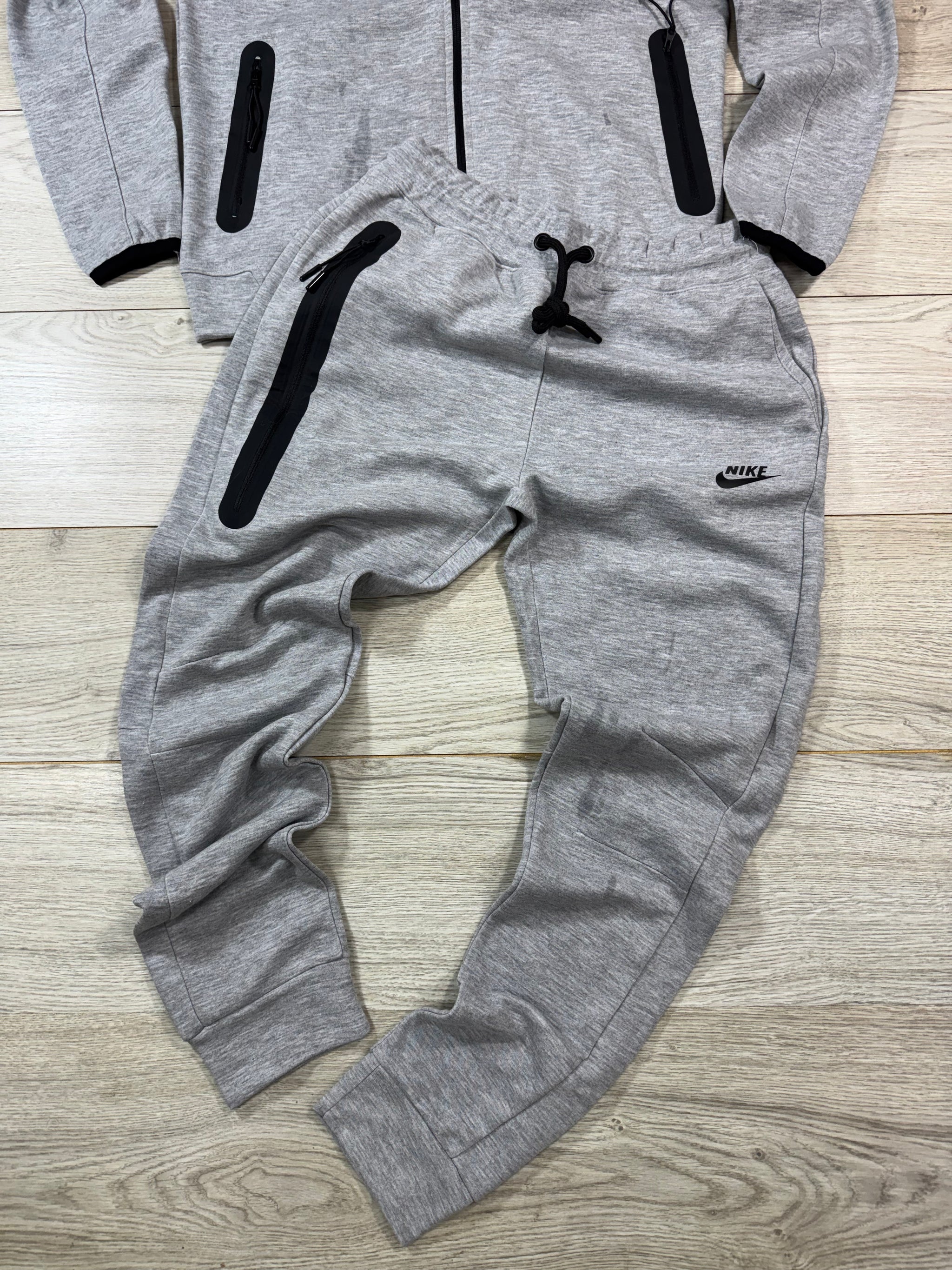 CONJUNTO NIKE TECH - GRIS