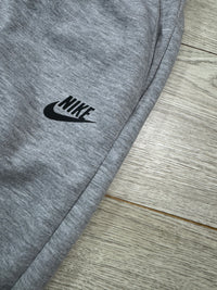 CONJUNTO NIKE TECH - GRIS