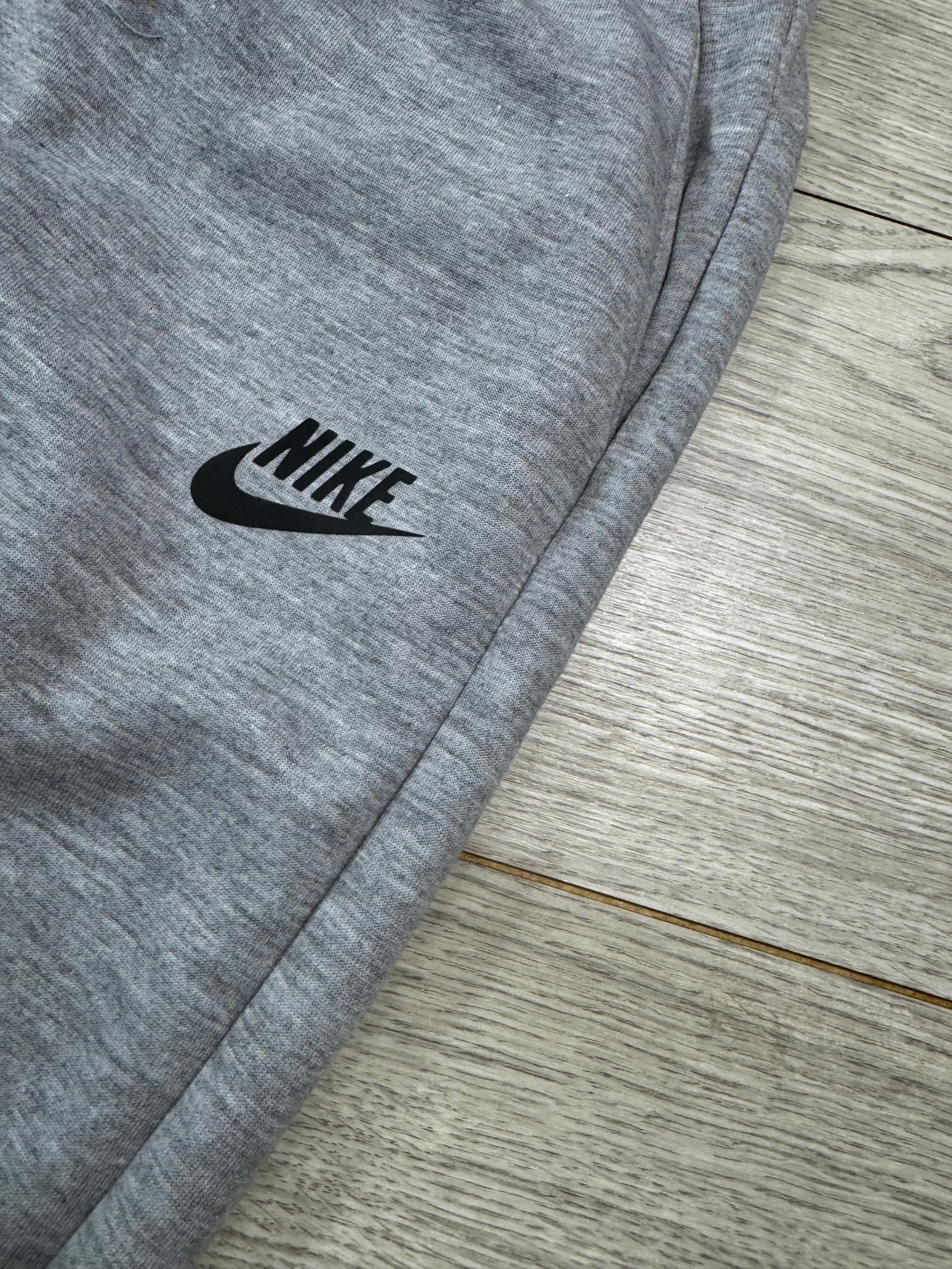 CONJUNTO NIKE TECH - GRIS