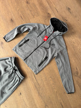 CONJUNTO NIKE TECH - GRIS - N9