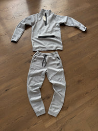 CONJUNTO NIKE TECH 2025 - GRIS