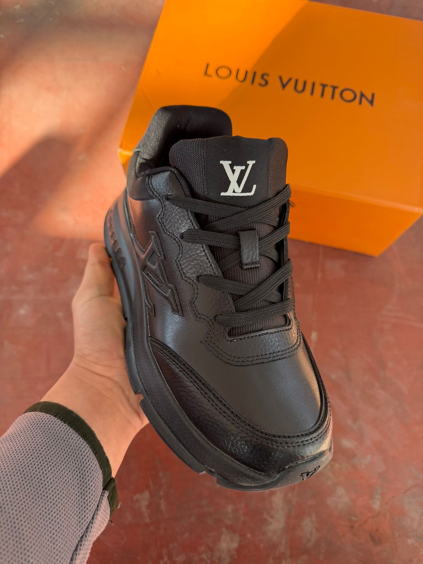 LV TRAINER SNEAKER- NEGRO