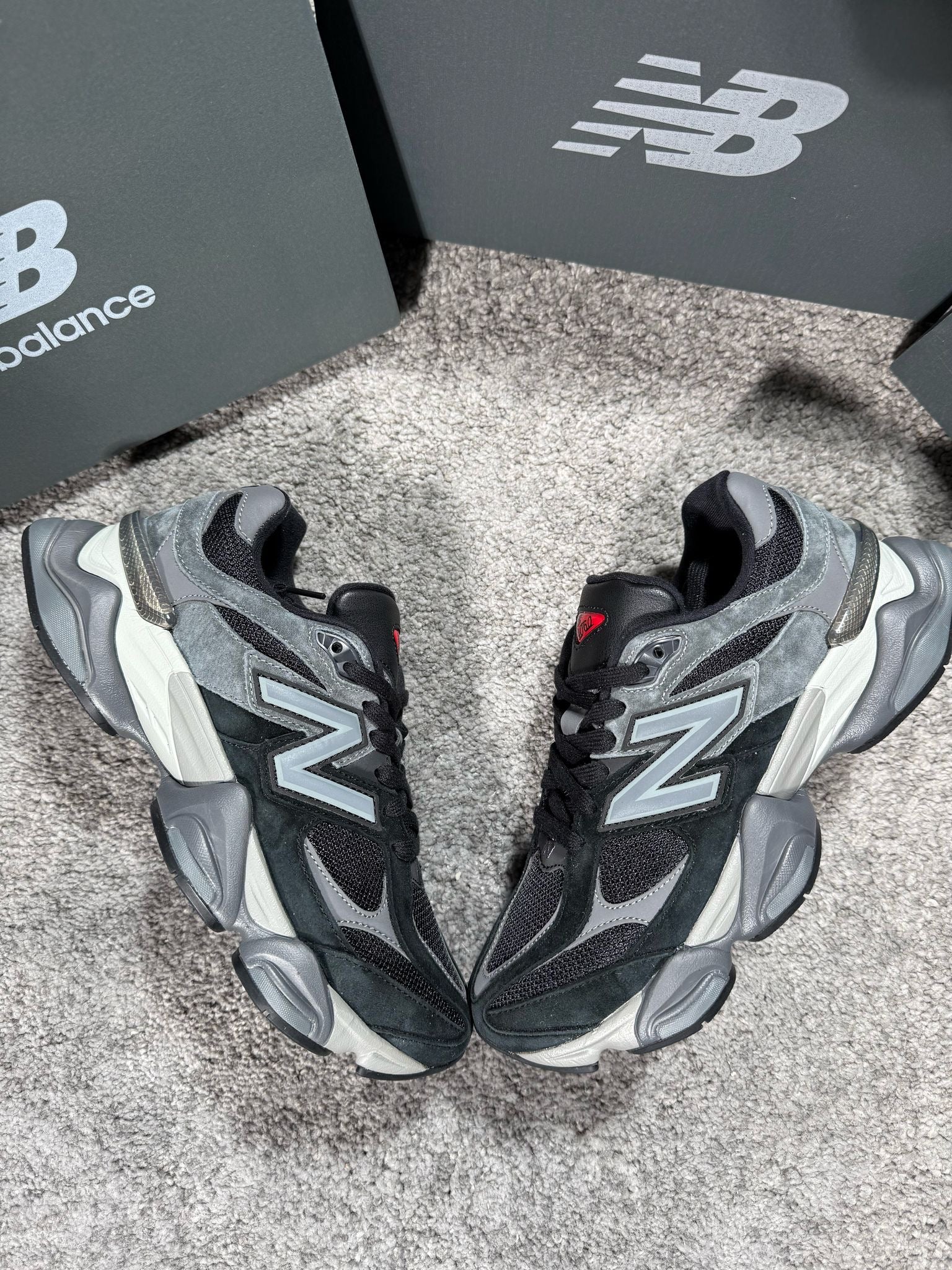 NEW BALANCE 9060 - GRIS/NEGRO (CP)