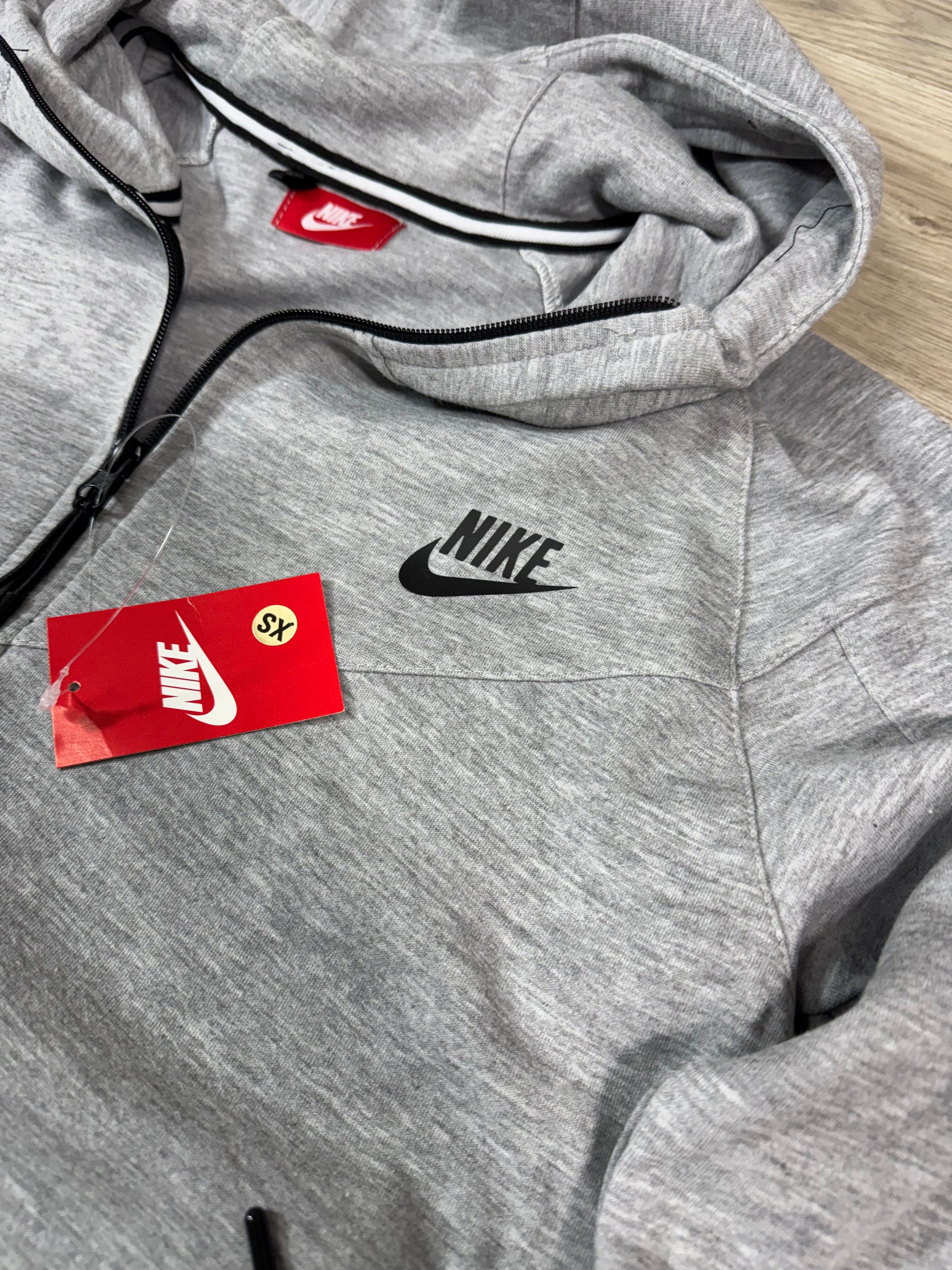 CONJUNTO NIKE TECH - GRIS
