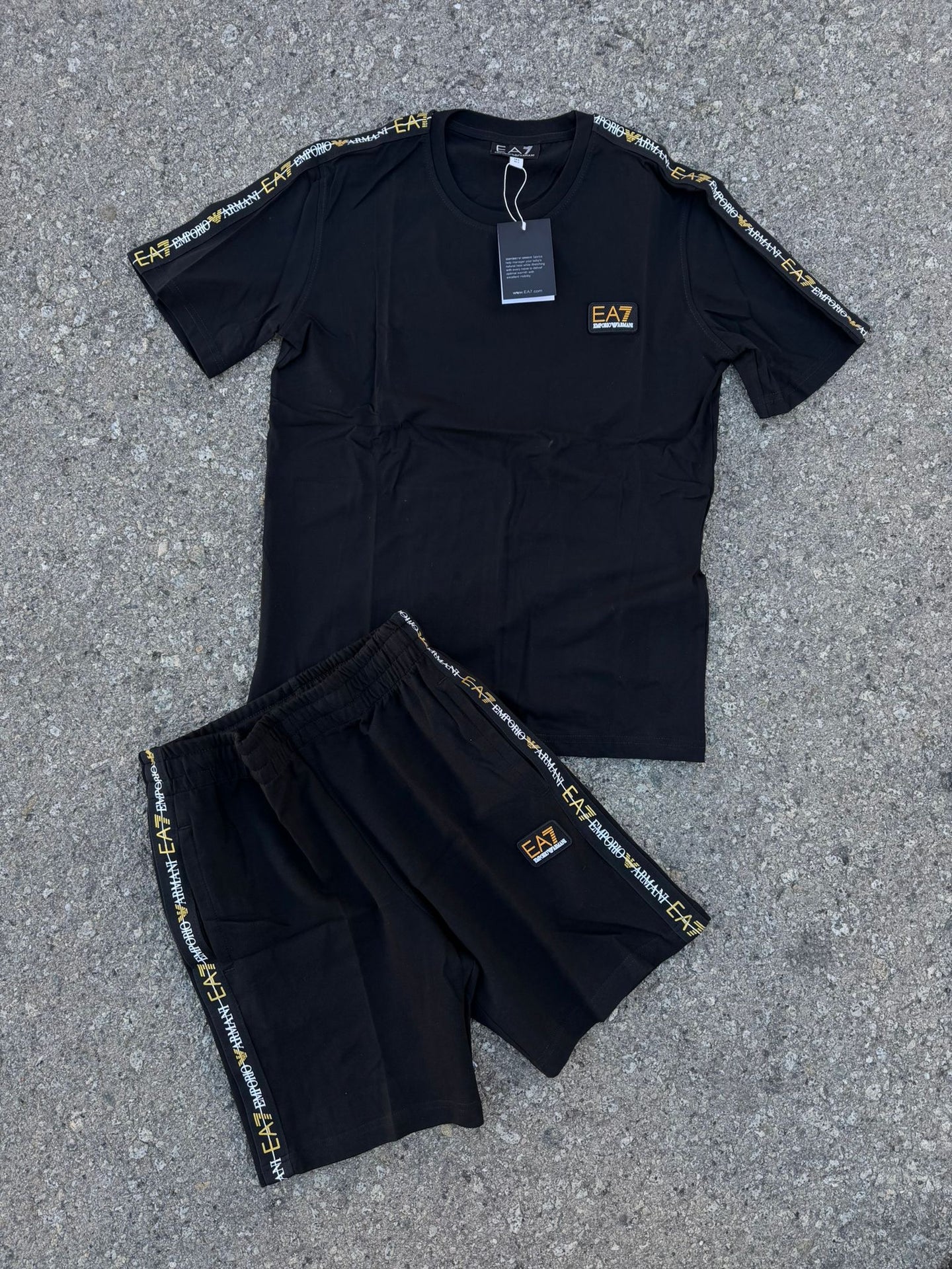 CONJUNTO CORTO - EA7 NEGRO/DORADO