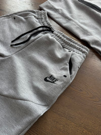CONJUNTO NIKE TECH 2025 - GRIS