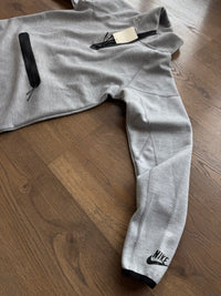 CONJUNTO NIKE TECH 2025 - GRIS