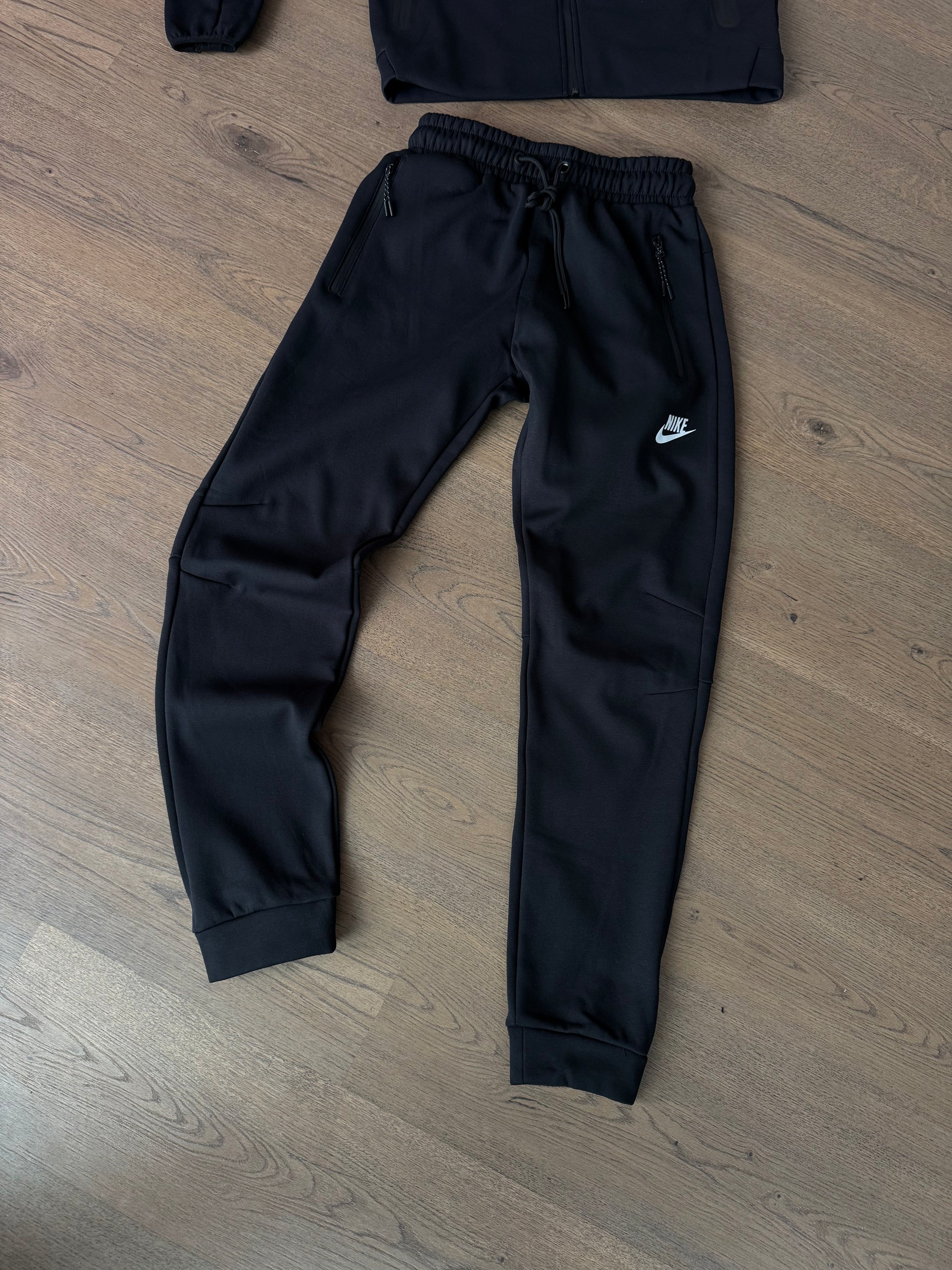 CONJUNTO NIKE TECH - NEGRO - N9