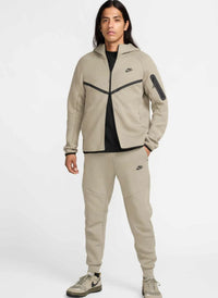 CONJUNTO NIKE TECH 2026 - M4